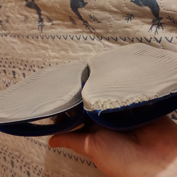 🧡2/$10 or 4/$15 Nike Slides size 2y slight damage at top right as shown - Picture 2 of 3